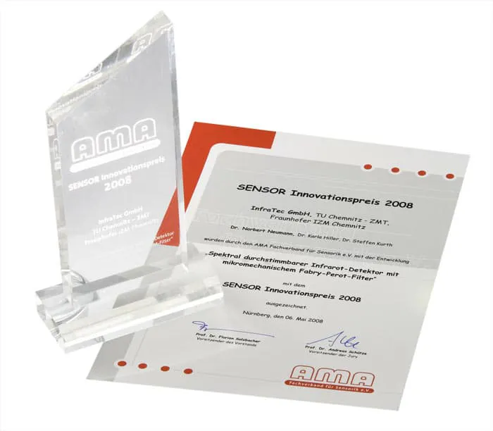 Spectrally Tunable Infrared Detector with a Micromechanical Fabry-Perot Filter