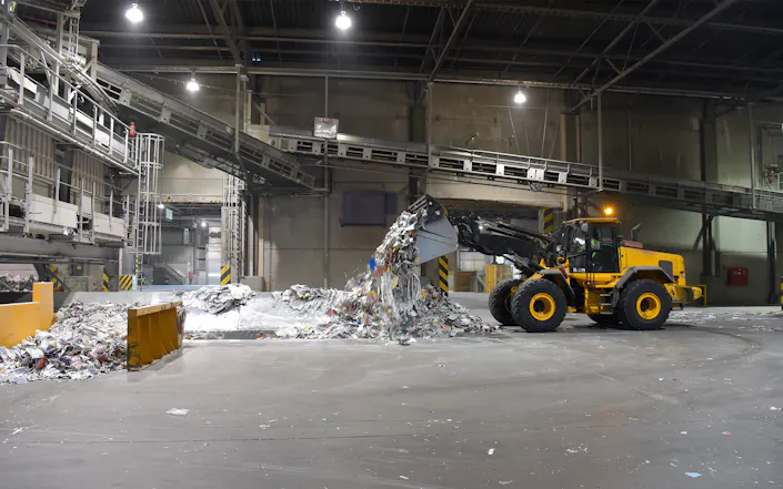 Waste paper recycling for the production of new paper for the printing industry